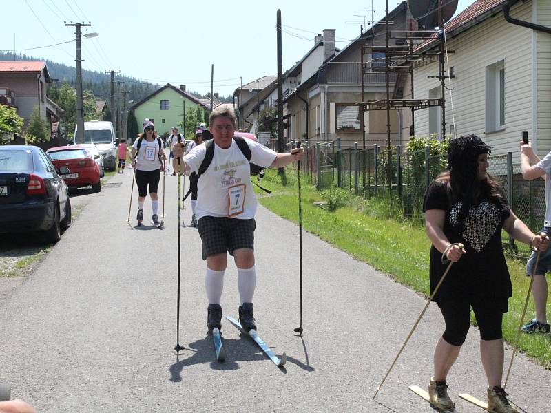 V ulicích obce Obecnice se soutěžilo v lyžování. I letos se našla v obci řada zájemců o účast v zábavném závodu na lyžích ulicemi Obecnice..