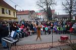 I letošní hvožďanský Advent byl spjatý s charitou, výtěžek z prodeje adventních věnců a z příspěvků občanů půjde na konto adventních koncertů České televize.