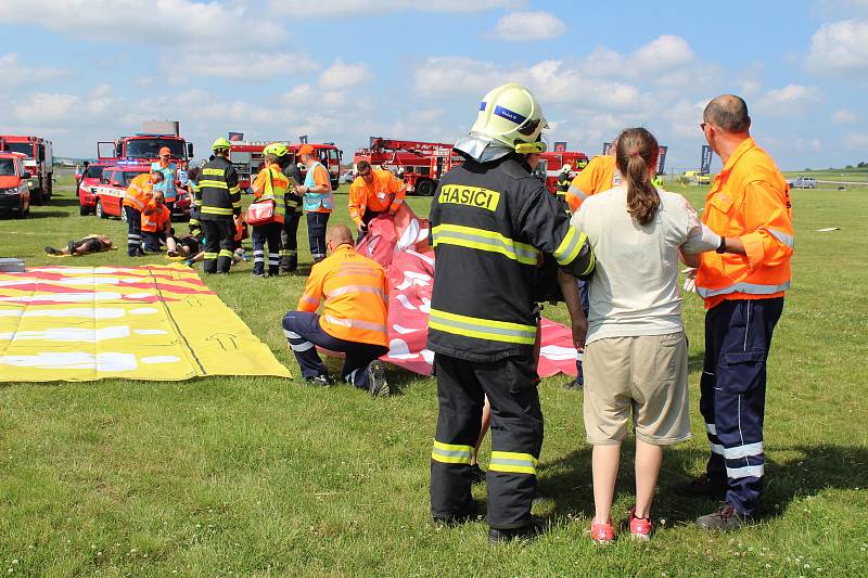 Mezi letištěm a motoristickým polygonem u Dlouhé Lhoty, známým například školou smyku, hasiči, zdravotničtí záchranáři a policisté nacvičovali zásah na místě havárie malého letadla. S ním se pojí i nutnost zajistit pomoc pro větší počet zraněných.