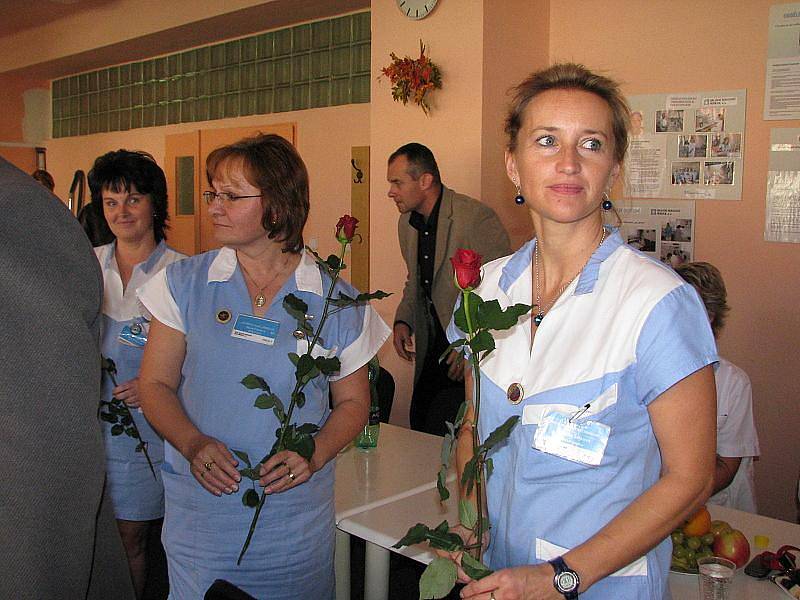Předávání plakety v příbramské nemocnici