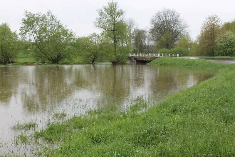 Zvýšená hladina Sedleckého potoka a potoka Mastník v Sedlčanech v polovině května 2021.