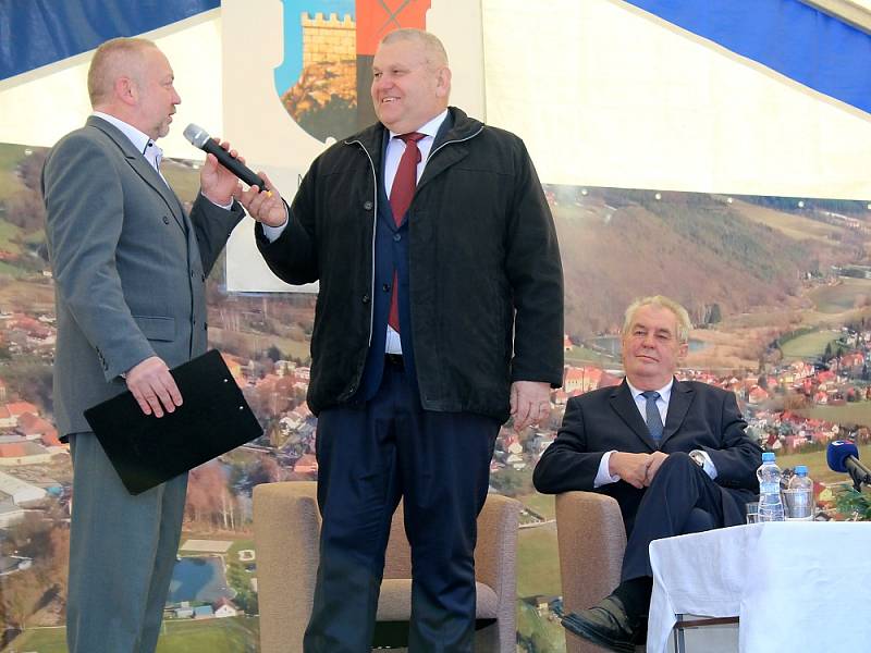 Návštěva prezidenta Miloše Zemana v Jincích. Setkání s veřejností na náměstí.