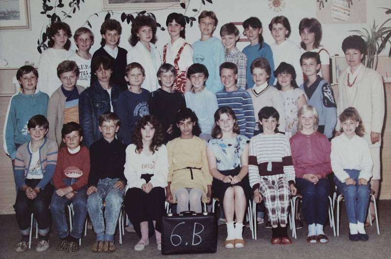 Žáci třídy 6.B z 1. Základní školy v Dobříši ve školním roce 1987/1988.