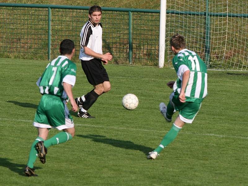 Finále okresního poháru: Milín B (zelení) - Spartak B (0:5).