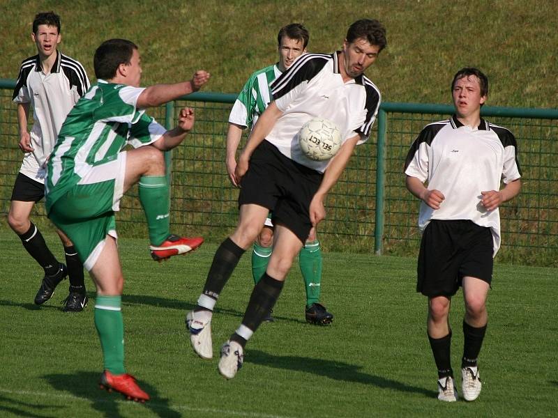 Finále okresního poháru: Milín B (zelení) - Spartak B (0:5).