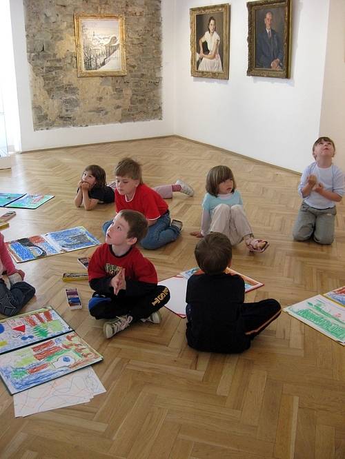 Děti malovaly v Zámečku podle předlohy obrazů Jana Karla