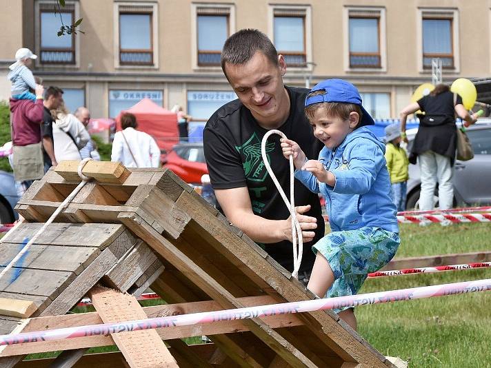 V neděli 20. května příbramské divadlo doopravdy patřilo dětem. Program byl neobyčejně bohatý, přes ukázky vojenské a hasičské techniky po malování na obličej, divadelní pohádky až po rytířské kolbiště.