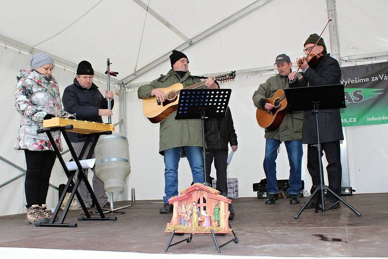 K nákupům zeleniny, ovoce, medu, adventní výzdoby a horkých nápojů návštěvníkům zahrál koledy Pokleslý orchestr lidových umění Dobříš.