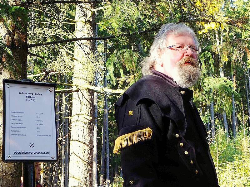 Na Jedové hoře u Komárova se konalo setkání u příležitosti dokončení prací spojených se zabezpečením tamních starých důlních děl. Martin Lang z Muzea Strašice.