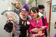 Skupinka lidí v barevném oblečení, s klaunskými nosy a květinami. Tak vypadají zdravotní klauni při jejich Turné plném smíchu. V úterý navštívila osmičlenná klaunská skupinka i příbramské oddělení léčení dlouhodobě nemocných.