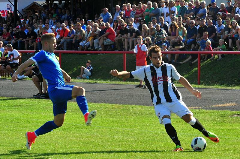 Stadion V Lipkách v Dobříši zažil ve středu v podvečer fotbalový svátek. K utkání 2. kola českého poháru MOL Cup sem přijel prvoligový tým Slovan Liberec.