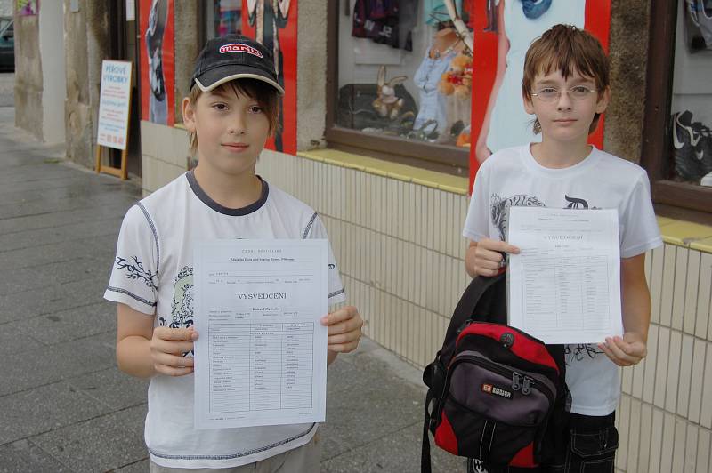 Děti v Příbrami dostávaly vysvědčení, loučily se se školou a také dostaly odměny.