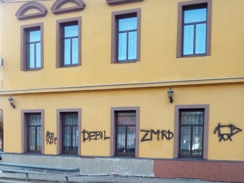 Projev vandalismu v Jincích: posprejovaná budova pivovaru Malý Janek.