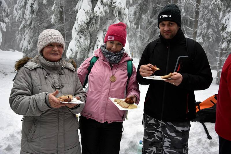 Čím výše účastníci stoupali, tím bylo okolí krásnější, v lese bylo téměř 50 centimetrů sněhu.Na Pražáku na příchozí čekaly medaile, červené razítko, pečení buřtíků a teplé alkoholické i nealkoholické nápoje.