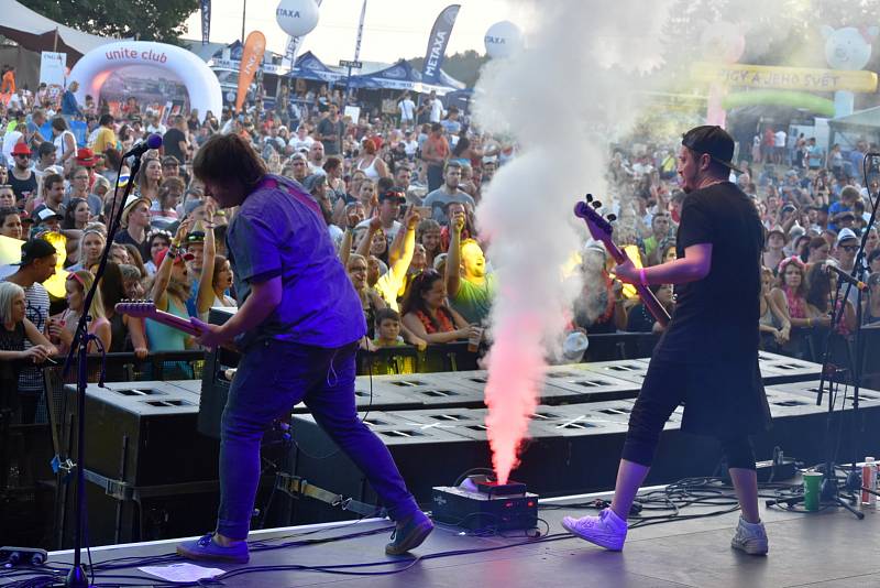 Letní festival v příjemném prostředí, přímo na pláži, byl v tropickém počasí volbou několika tisíců návštěvníků.