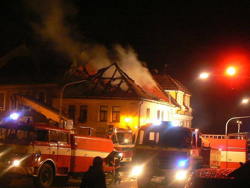 Záběry hasičů při požáru pizzerie Luigi