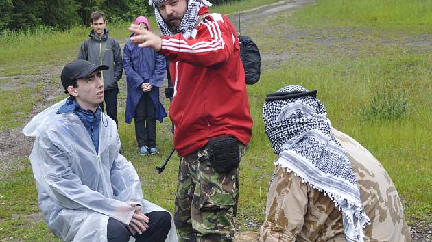 NÁMĚT byl zasazen do fiktivní země Dormenistán.  Soutěžící si vyzkoušeli, jak jednat s rebely a povstaleckými skupinami. 