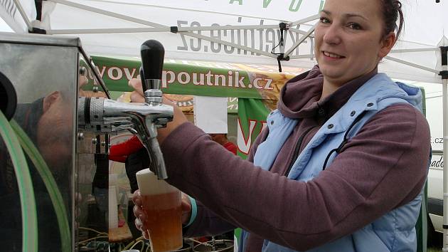 OBČERSTVENÍ. Nejen pivo, ale i klobása k fotbalu patří. Jinak tomu není ani na Příbramsku.