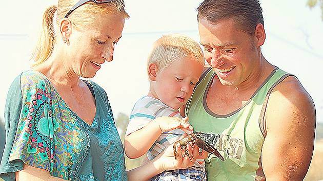  Lucie a Petr Kunclovi se synem při přesunu raků.