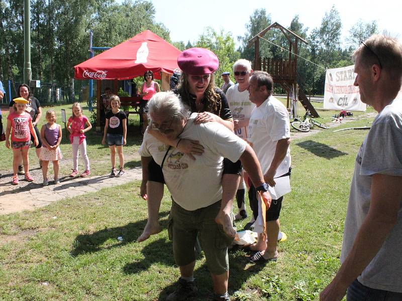 V ulicích obce Obecnice se soutěžilo v lyžování. I letos se našla v obci řada zájemců o účast v zábavném závodu na lyžích ulicemi Obecnice..