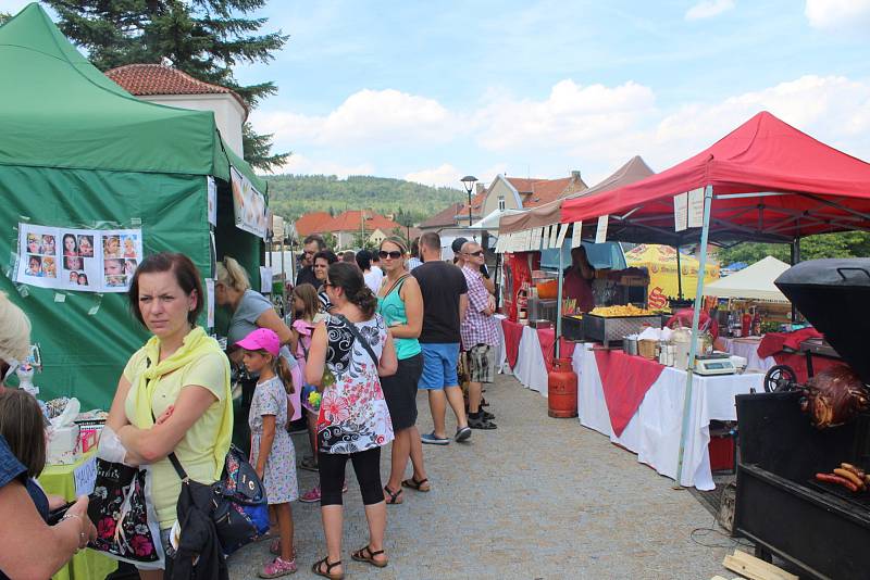 Skalecká pouť není jen jarmark a atrakce, konaly se také mše, procesí a kulturní vystoupení na Skalce.