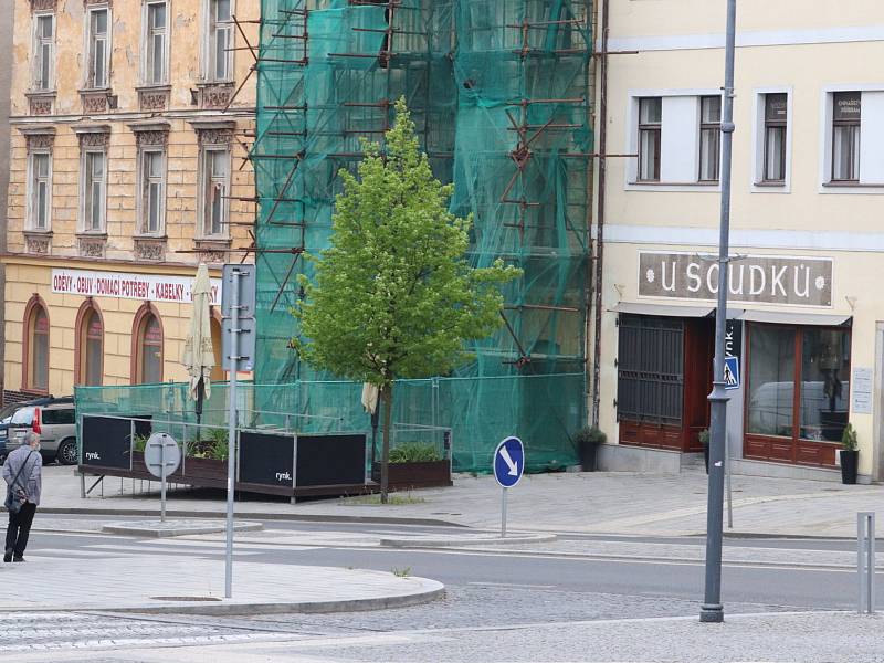 Zahrádky restaurací v okolí náměstí T.G.M. v Příbrami zůstaly zavřené, přestože mohly otevřít.