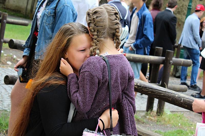 Konec školního roku před základní školou v Jiráskových sadech v Příbrami provázela radost, úleva, ale i slzy.