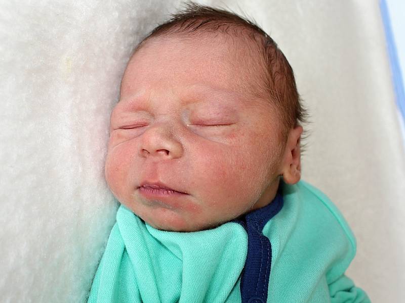 TOMÁŠ KLÁR se narodil jako první miminko Terezy a Tomáše z Příbrami v úterý 6. června, kdy vážil 2,99 kg. 