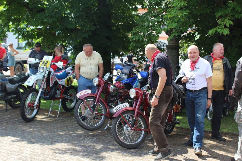 V Petrovicích u Sedlčan si dali už potřetí dostaveníčko milovníci historických vozidel.