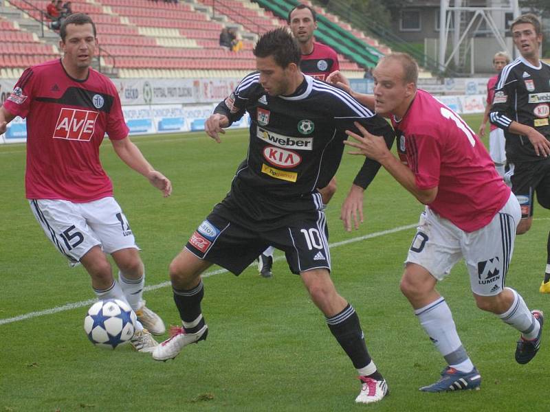 Gambrinus liga: Příbram - Č. Budějovice (2:0). Michal Klesa v souboji s obránci Jihočechů.