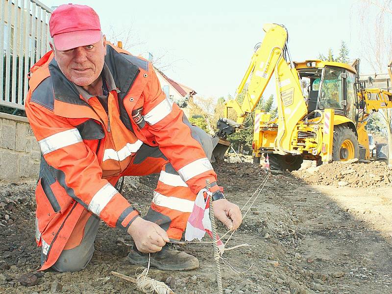 Oprava Fričovy ulice v Dobříši musí skončit s květnem.