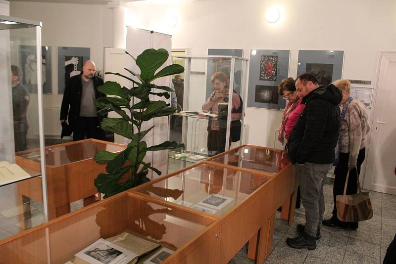 Z vernisáže výstavy o politickém vězni Janu Baptistovi Bártovi v prostorách Státního okresního archivu v Příbrami.