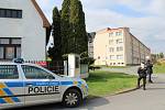 Policisté u domu zavražděného muže v Březnici.