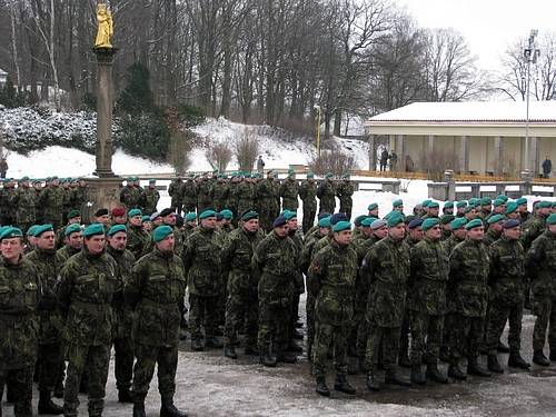 Příslušníci 13. kontingentu se sešli na náměstí před Svatou Horou ke slavnostnímu ukončení mírové mise v Kosovu