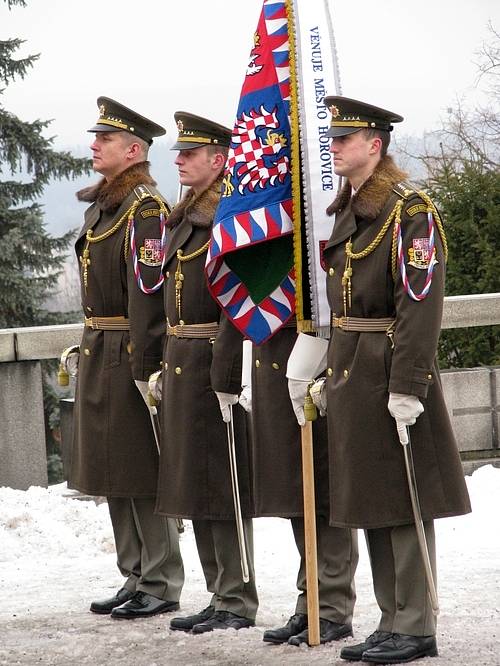 Příslušníci 13. kontingentu se sešli na náměstí před Svatou Horou ke slavnostnímu ukončení mírové mise v Kosovu