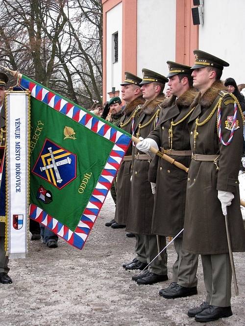 Příslušníci 13. kontingentu se sešli na náměstí před Svatou Horou ke slavnostnímu ukončení mírové mise v Kosovu