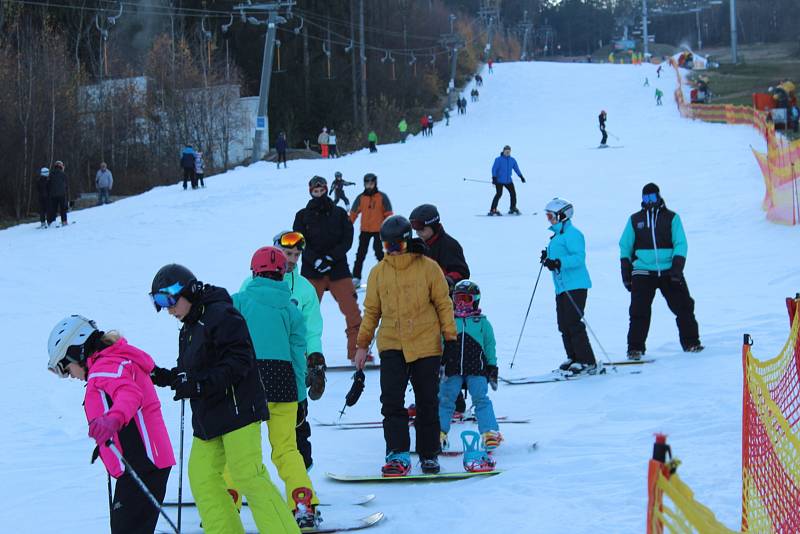 V sobotu 17. listopadu byla zprovozněna sjezdovka na Monínky a tak si sníh užili lyžaři i na Příbramsku.