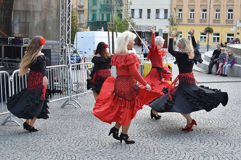 Poslední akce Kulturního léta v Příbrami nabídla rockovou muziku i vystoupení taneční skupiny Zářící ženy.