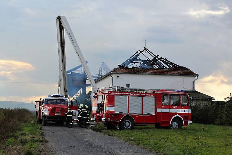 Požár budovy bývalého zemědělského statku v Ouběnicích. Podnikalo v nich několik firem. Foto: Markéta Lišková