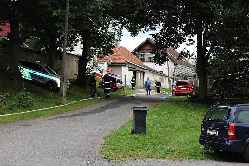 Požár budovy bývalého zemědělského statku v Ouběnicích. Podnikalo v nich několik firem. Foto: Markéta Lišková