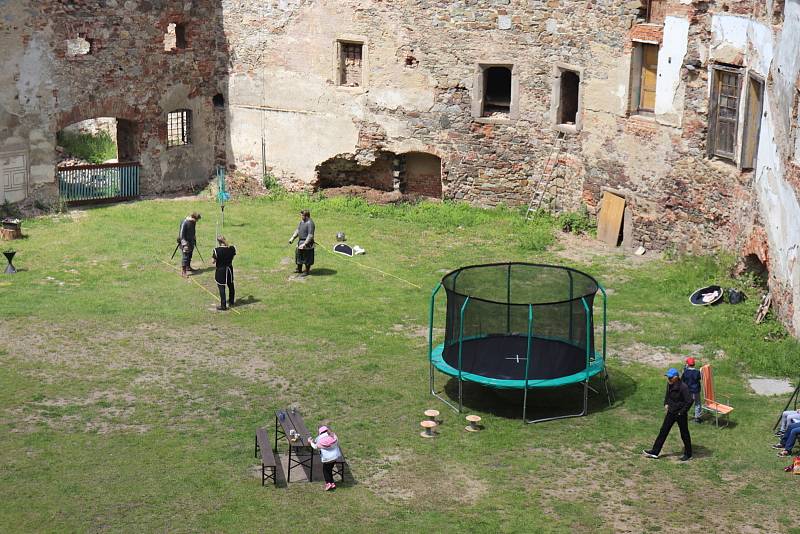 Z prohlídky zámku v Rožmitále pod Třemšínem při zahájení turistické sezony.