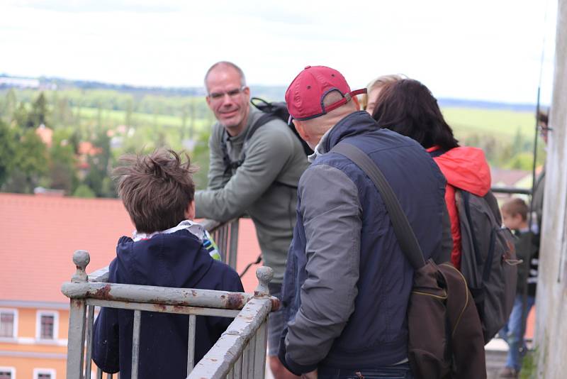 Z prohlídky zámku v Rožmitále pod Třemšínem při zahájení turistické sezony.