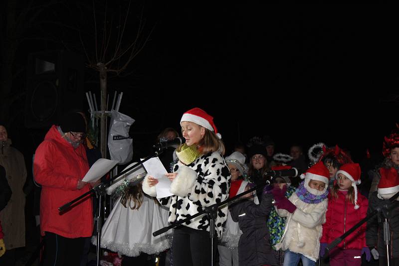 Rozsvěcení stromečku o prvním adventním svátku si užily děti ze Základní školy a mateřské školy Stará Huť, zpívaly a tančily v maskách a potom si společně s menšími dětmi stromek ozdobily.