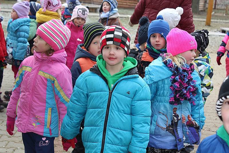 Děti dětem. Budoucí truhláři příbramské waldorfské školy vyrobili stříšku pro zvonici, která bude chránit zvon v zahradě mateřinky v ulici Bratří Čapků v Příbrami.