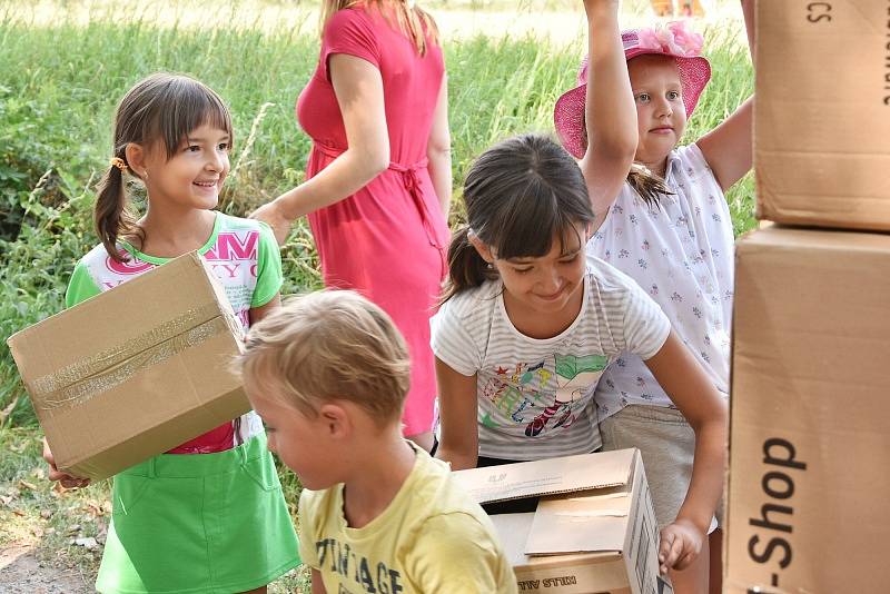 Pohádkový les v Libčicích nabídl dětem zábavu v sobotu 18. srpna. Pro děti bylo připraveno 12 soutěžních stanovišť a na každém na ně čekaly pohádkové postavy a plnění úkolů.