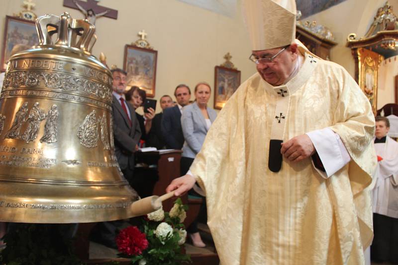 V kamýku nad Vltavou se odehrálo slavnostní žehnání nového zvonu.