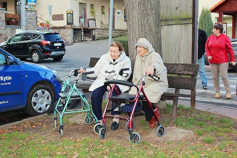 Setkání trabantistů v Kytíně před besedou cestovatele Dana Přibáně, který s trabanty projel kus světa. Dámy z místního Domova pozorují cvrkot.