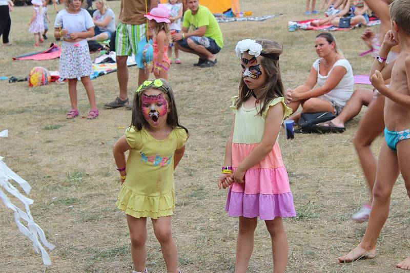 Letní festival v příjemném prostředí, přímo na pláži, byl v tropickém počasí volbou několika tisíců návštěvníků.