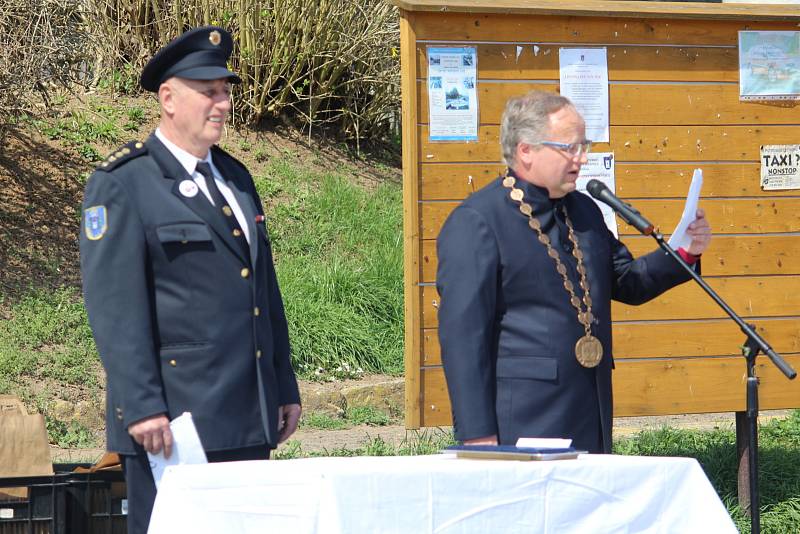 Hasiči v Kamýku nad Vltavou slavnostně křtili nový zásahový vůz.