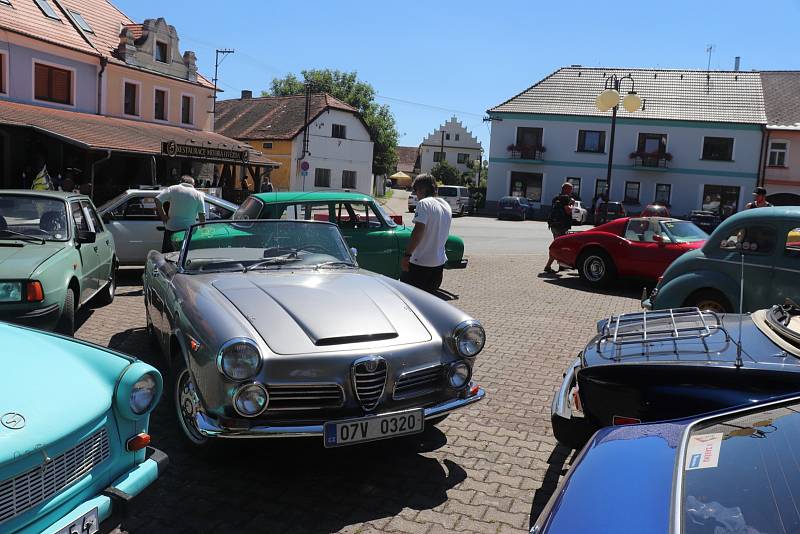 Po tříleté pauze se do Petrovic vrátili účastníci závodu motoveteránů Chotovinské zatáčky.